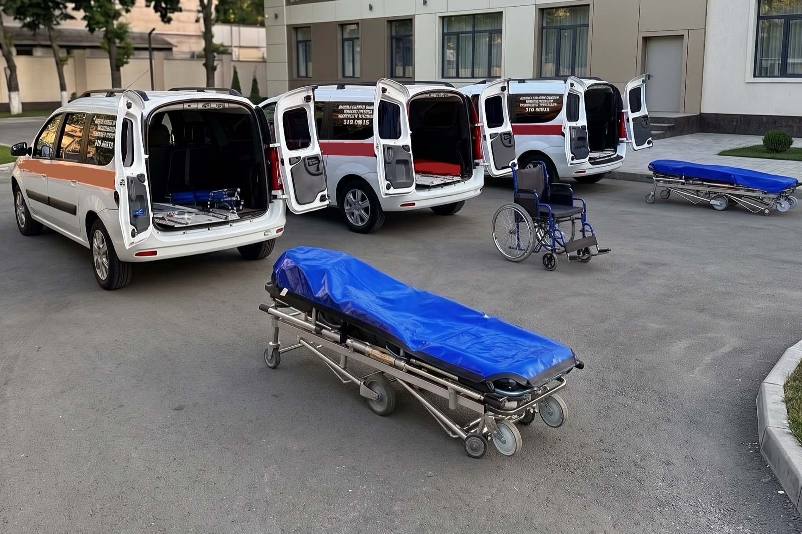 Автомобили с открытыми дверями, каталки, вакуумный матрас и кресло-каталка
